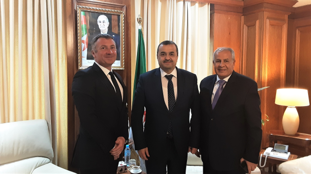 إكسون موبيل وسوناطراك توقعان اتفاقية تطوير حقول نفط بالجزائر