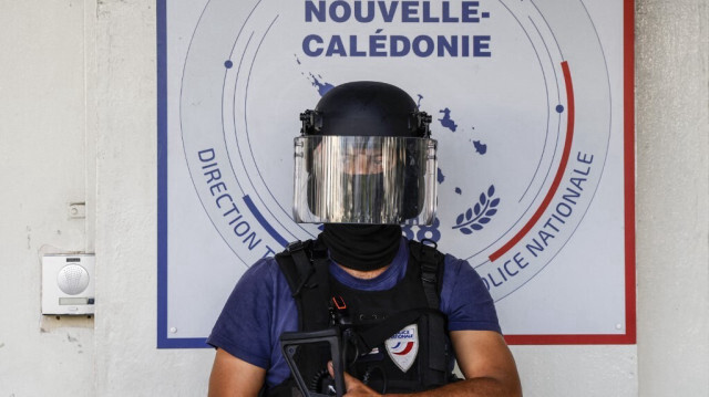 Un policier attend l'arrivée du président français Emmanuel Macron au commissariat central de Nouméa, en Nouvelle-Calédonie, le 23 mai 2024.