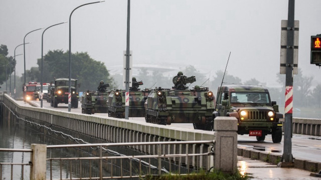 Des véhicules blindés taïwanais roulent dans une rue de Kinmen, le 24 mai 2024.