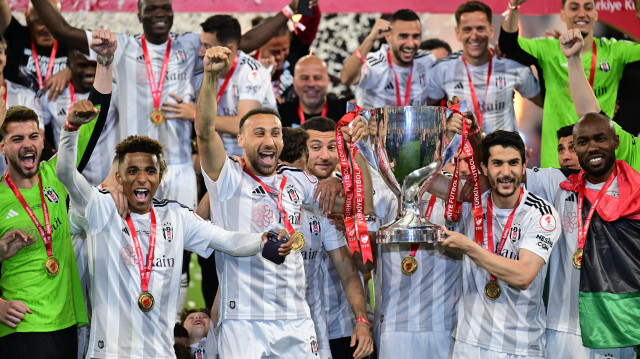 Les joueurs de Beşiktaş posant avec le trophée de la coupe de Türkiye, suite à leur victoire 3-2 face à Trabzonspor au stade olympique Atatürk de Basaksehir, le 23 mai 2024. 