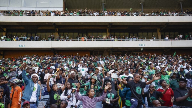 Des partisans du nouveau parti uMkhonto weSizwe (MK), dirigé par l'ancien président sud-africain Jacob Zuma (absent de la photo), chantent lors du lancement du mandat du peuple au stade Orlando de Soweto, le 18 mai 2024.