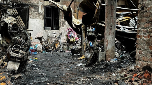 Des objets carbonisés sont visibles à l'extérieur d'une maison brûlée à la suite d'un grand incendie dans un immeuble d'habitation à Hanoi, le 24 mai 2024.