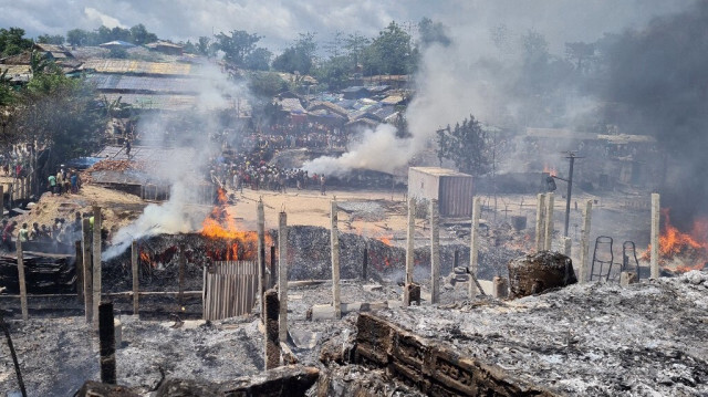 Des réfugiés rohingyas regardent les débris de leurs maisons calcinées par un incendie dans le camp d'Ukhia à Cox's Bazar, le 24 mai 2024.