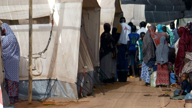 Des personnes se rassemblent au centre de santé du Lazaret, près de Niamey, le 23 avril 2015.