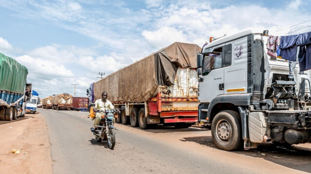 Une longue file de camions fait la queue au poste frontière fermé entre le Bénin et le Niger dans la ville de Malanville, le 18 septembre 2023.