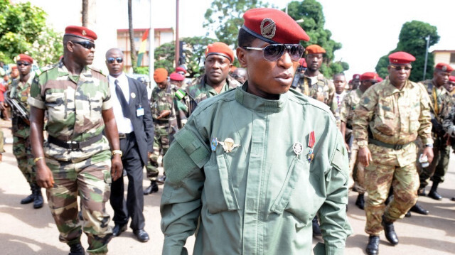 Le chef militaire de la Guinée, le capitaine Moussa Dadis Camara, arrive le 2 octobre 2009 à la place des Martyrs de Conakry lors des cérémonies marquant le 51e anniversaire de l'indépendance.