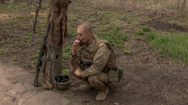 Un soldat d'infanterie ukrainien de la 23e brigade mécanisée attendant de se diriger vers la ligne de front dans la direction d'Avdiivka, dans la région de Donetsk, le 3 avril 2024.