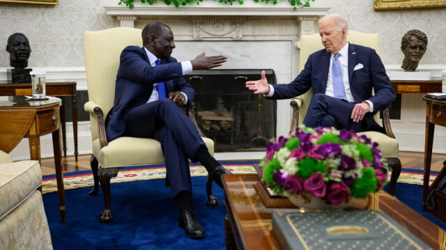 Le président américain Joe Biden serre la main du président kényan William Ruto à Washington, le 23 mai 2024. Le président kényan a rappelé le rôle "crucial" de l'Afrique dans le changement climatique.