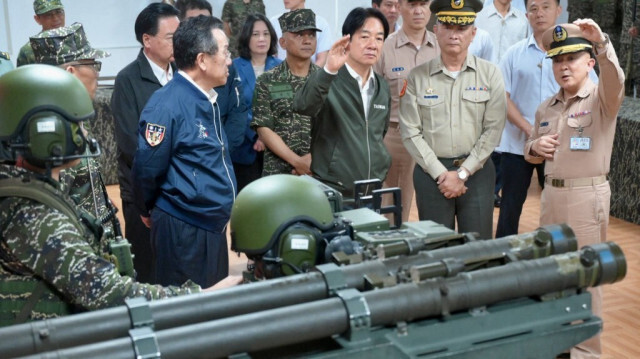 Le président taïwanais Lai Ching-te (C) assiste à une démonstration du système de défense aérienne américain Stinger lors d'une visite d'inspection des troupes militaires à Taoyuan, le 23 mai 2024.