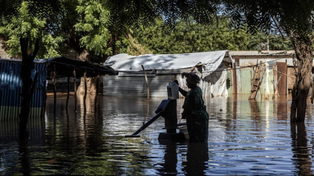 Scène de vie quotidienne dans une zone inondée à Garissa, Kenya, le 9 mai 2024. Selon une étude, le phénomène El Nino n'est pas lié à ces inondations.
