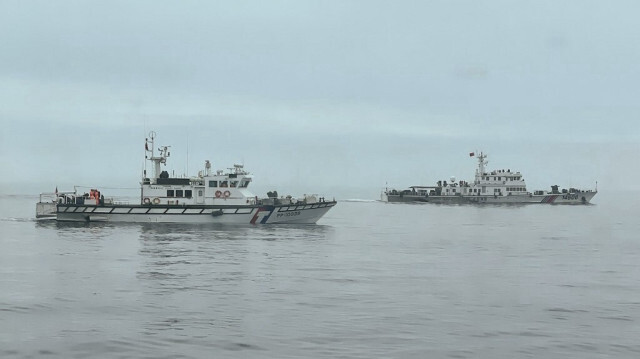 Un navire des garde-côtes taïwanais (à gauche) surveillant un navire des garde-côtes chinois près de l'île de Wuqiu, le 24 mai 2024.