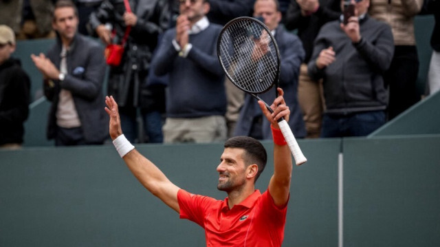 Le Serbe Novak Djokovic jubile après sa victoire contre le Néerlandais Tallon Griekspoor lors de leur quart de finale simple du tournoi de tennis ATP 250 de Genève, le 23 mai 2024.