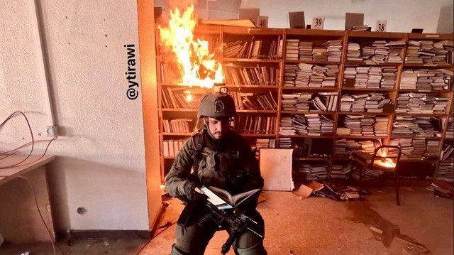 Un soldat israélien a posté une image de lui posant devant la bibliothèque de l'université Al-Aqsa faisant semblant de lire tout en y mettant le feu dans la Bande de Gaza, le 24 mai 2024.