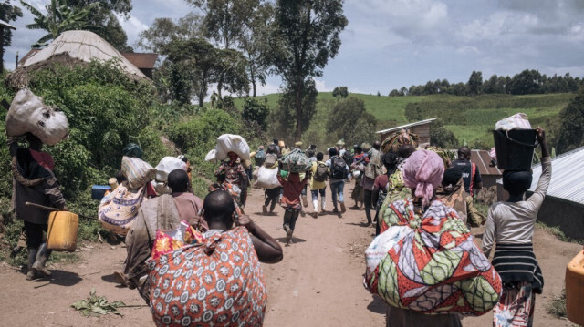 Des habitants de Bambo, dans le territoire de Rutshuru, à 60 kilomètres au nord de Goma, la capitale du Nord-Kivu, dans l'est de la République démocratique du Congo, fuient lors de l'attaque de la ville par le M23, le 26 octobre 2023. 