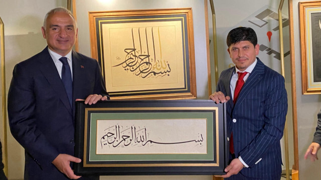Kültür ve Turizm Bakanı Mehmet Nuri Ersoy'a hediye takdimini Albayrak Gurubu Satış ve Pazarlama Genel Müdürü Abdullah Hanönünü yaptı.
