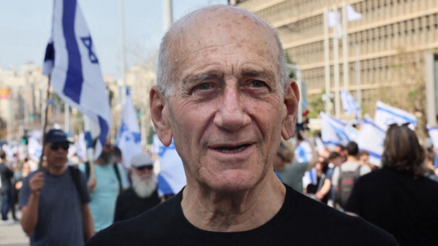 L'ancien premier ministre israélien Ehud Olmert participe à une manifestation contre le projet controversé de réforme de la justice du gouvernement israélien, à Tel Aviv, le 1er mars 2023.