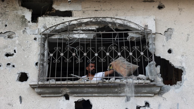 Un Palestinien inspecte les dégâts dans son appartement après une frappe aérienne israélienne à Rafah, dans le sud de la bande de Gaza, le 22 mai 2024.