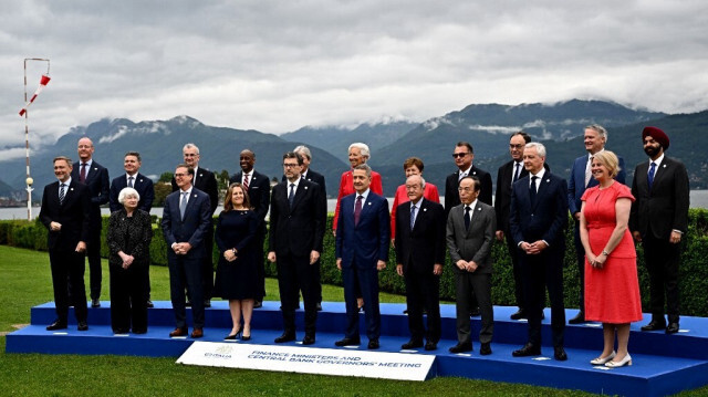 Les ministres des finances et les gouverneurs des banques centrales posent pour la photo de famille lors de la réunion des ministres des finances du G7 à Stresa, le 24 mai 2024.