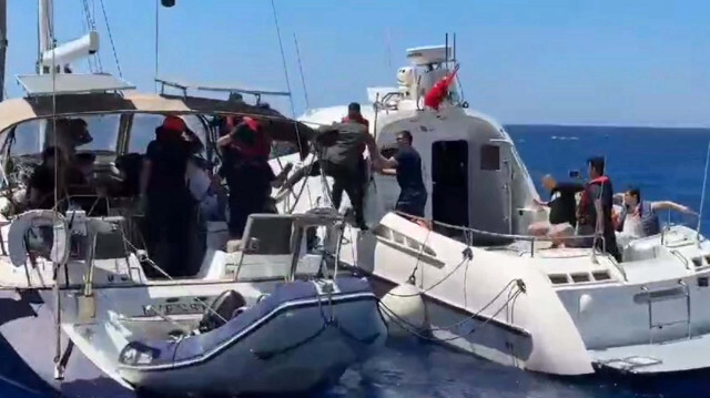 Türk bayraklı 'Evenstar' isimli yelkenli tekne ile kaçacaklardı
