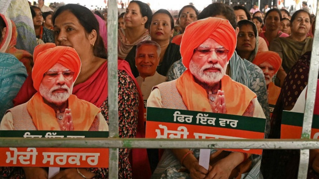 Les partisans du Premier ministre de l'Inde et chef du parti au pouvoir Bharatiya Janata Party (BJP), Narendra Modi, à Gurdaspur le 24 mai 2024, en plein cœur des élections générales en cours dans le pays. 