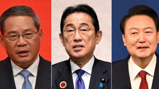 De gauche à droite, le Premier ministre chinois Li Qiang, le Premier ministre japonais Fumio Kishida, et le président sud-coréen Yoon Suk. La Corée du Sud, le Japon et la Chine se rencontreront pour leur premier sommet en cinq ans.