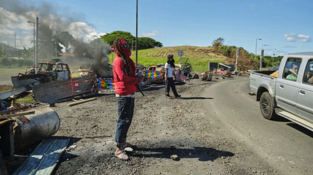 Des militants indépendantistes kanaks tiennent un barrage routier aux environs de Nouméa, en Nouvelle-Calédonie, le 24 mai 2024, alors que les touristes français commencent à être évacués.