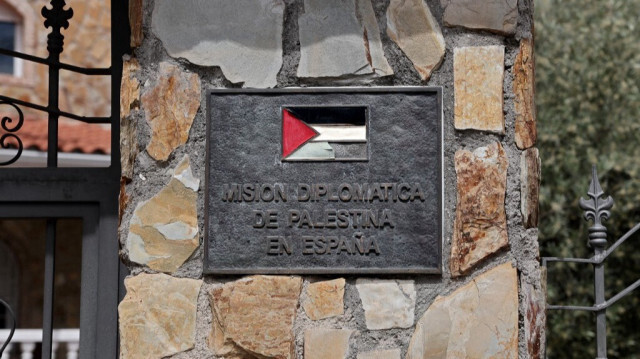 Plaque à l'entrée de l'ambassade palestinienne à Madrid, alors que le Premier ministre espagnol a annoncé que l'Espagne reconnaîtra la Palestine comme État le 28 mai et demande à Israël de se conformer aux décisions de la Cour internationale de justice.