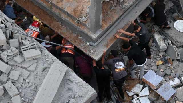 Des Palestiniens cherchent des survivants sur le site d'une frappe israélienne sur le quartier d'Al-Daraj dans la ville de Gaza, le 24 mai 2024.