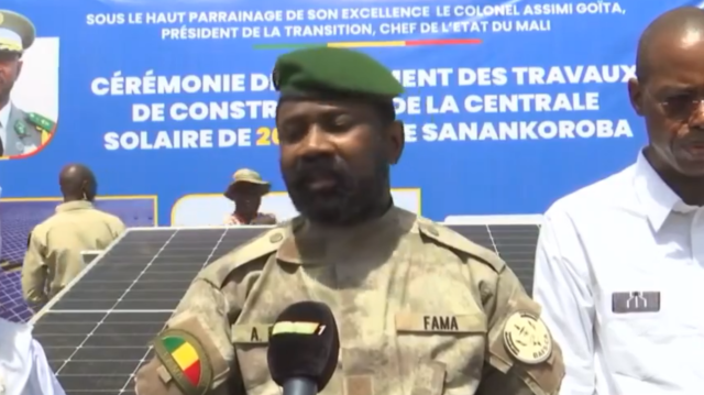 Le colonel Assimi Goïta assistant au lancement de la construction de la plus grande centrale solaire du Mali, à Sanankoroba, le 24 mai 2024