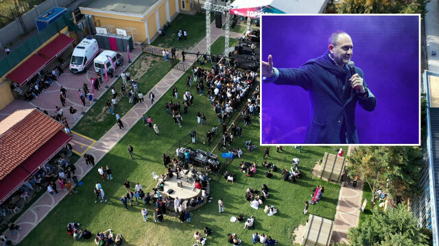 İstanbul Topkapı Üniversitesi'nde rektör sahneye çıktı Binlerce öğrenci büyük bir