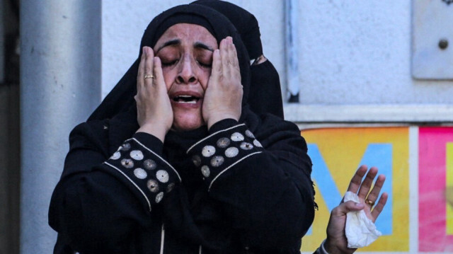 Des femmes palestiniennes réagissent après une frappe israélienne sur un bâtiment à Nuseirat, le 25 mai 2024.