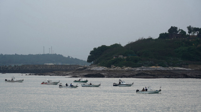 Des personnes louent des bateaux pour pêcher près de l'île de Kinmen, le 25 mai 2024. Après une nuit en mer, les pêcheurs déchargent leur cargaison dans un port de Kinmen le 24 mai, affirmant qu'il n'y a "pas d'impact réel" des jeux de guerre que les forces chinoises organisent autour de l'île autonome de Taïwan.
