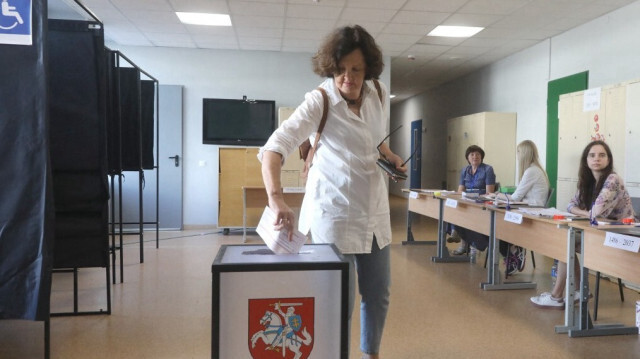 Un électeur vote lors du second tour de l'élection présidentielle dans un bureau de vote à Vilnius, Lituanie, le 26 mai 2024.