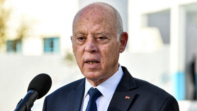 Le président tunisien Kais Saied s'adresse aux journalistes après avoir voté lors des élections locales de 2023 dans la localité de Mnihla, dans la province de l'Ariana, à la périphérie de Tunis, le 24 décembre 2023.