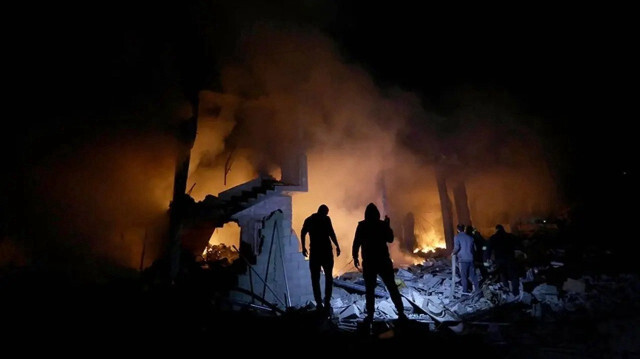 Katil İsrail ordusunun gece Gazze Şeridi'ne yaptığı saldırılarda ölü ve yaralılar var