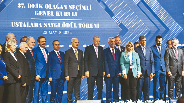 Erdoğan, törenden sonra Ticaret Bakanı Ömer Bolat (sağ 5), Gençlik ve Spor Bakanı Osman Aşkın Bak (sağda), Sanayi ve Teknoloji Bakanı Mehmet Fatih Kacır, DEİK Başkanı Nail Olpak ve beraberindeki katılımcılarla birlikte fotoğraf çektirdi.