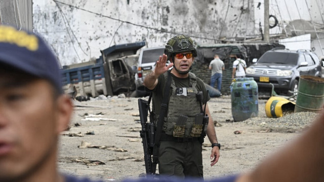 La police monte la garde devant le poste de police de Morales après que des militants ont ouvert le feu et fait exploser des bombes cylindriques contre le poste et une banque dans la ville de Morales, département de Cauca, Colombie, le 20 mai 2024.