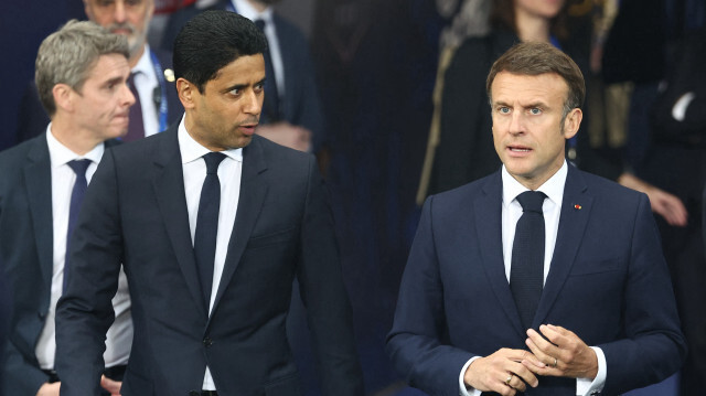 Le président français Emmanuel Macron (à droite) s'entretenant avec le président qatari du Paris Saint Germain, Nasser al-Khelaifi (à gauche), à la fin du match de la finale de la Coupe de France de football entre l'Olympique Lyonnais (OL) et le Paris Saint-Germain (PSG) au stade Pierre-Mauroy, à Villeneuve-d'Ascq, dans le nord de la France, le 25 mai 2024.