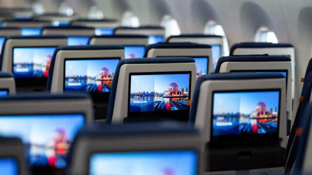 Les sièges passagers avec écrans sont photographiés à l'intérieur de l'Airbus A350-900 à Munich, dans le sud de l'Allemagne, le 25 avril 2024.