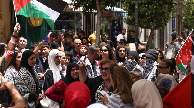 Des personnes manifestant scandent des slogans lors d'un rassemblement à Ramallah, en Palestine occupée pour protester contre les frappes israéliennes de nuit sur un camp de réfugiés palestiniens à Rafah, dans la bande de Gaza, le 27 mai 2024.