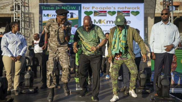 L'ancien président sud-africain et dirigeant de l'uMkhonto weSizwe (ANC) Jacob Zuma (C) danse sur scène lors du dernier rassemblement de l'ANC à eMalahleni le 26 mai 2024, avant les élections sud-africaines prévues pour le 29 mai 2024.
