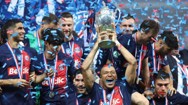 Les joueurs du Paris Saint-Germain soulèvent le trophée de la Coupe de France, au Stade Pierre-Mauroy, à Villeneuve-d'Ascq, dans le nord de la France, le 25 mai 2024.