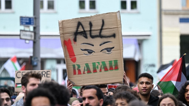 Un participant brandit une pancarte lors d'une manifestation pro-palestinienne pour marquer l'anniversaire de la "Nakba", sur la place Oranienplatz à Berlin, en Allemagne, le 18 mai 2024.