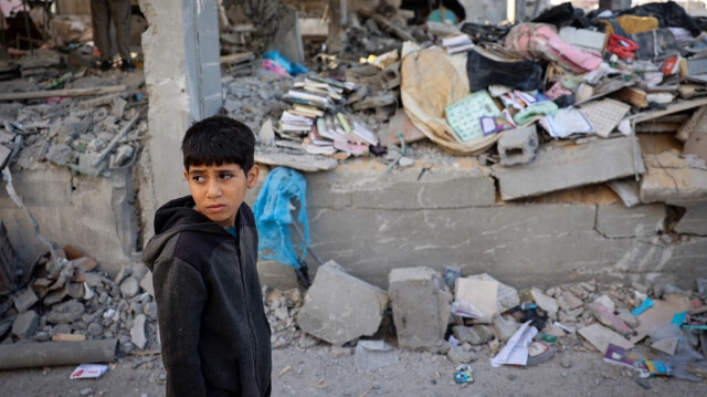 Un enfant palestinien inquiet au milieu des décombres d'un logement détruit par les bombardements israélien à Rafah, dans le sud de la bande de Gaza, le 3 mai 2024.