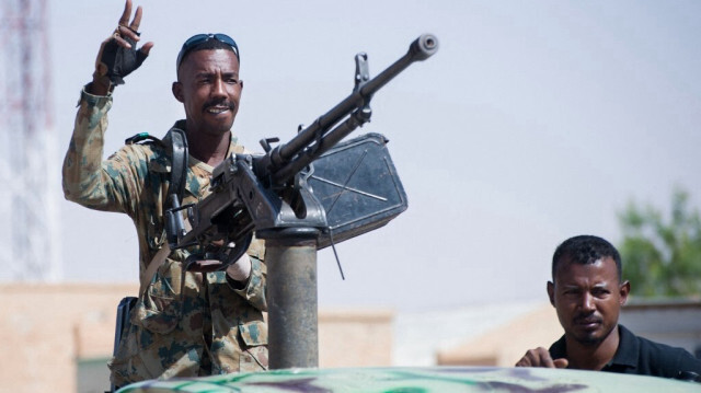 Des membres du bataillon des forces de mission spéciale de l'armée soudanaise dans l'État du Nord défilent dans la ville de Karima, le 19 mai 2024.