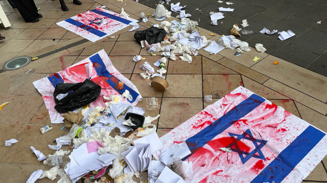 Trois grands drapeaux israéliens ont par ailleurs été déployés devant le bâtiment avant d’être aspergés de liquide rouge sang, pour dénoncer la mort des milliers de palestiniens. 