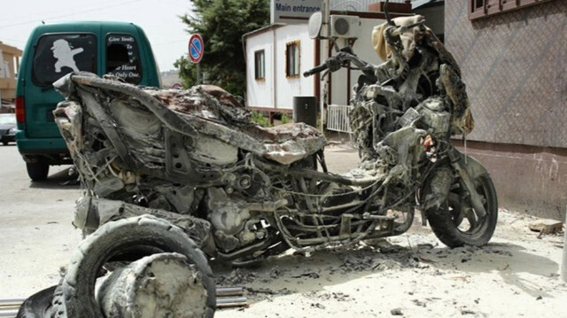 Une moto calcinée suite à une frappe israélienne devant l'hôpital Salah Ghandour qui a fait un mort et plusieurs blessés, au sud du Liban.