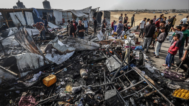 İşgalci İsrail'in Refah'ta yerinden edilmiş Filistinlilerin kampını bombalaması sonucu onlarca kişi öldü.