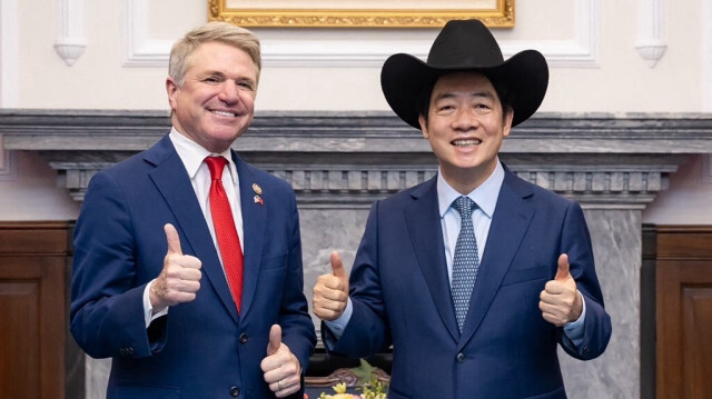 Le représentant américain Michael McCaul (G) et le président de Taiwan Lai Ching-te (D) lors d'une réunion au bureau présidentiel à Taipei, à Taïwan. 