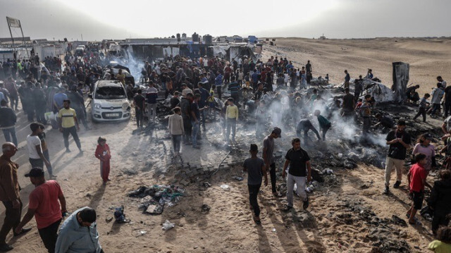 Les Palestiniens se rassemblent sur le site d'une frappe israélienne sur le camp de Tal Al-Sultan à Rafah dans la Bande de Gaza, le 27 mai 2024.